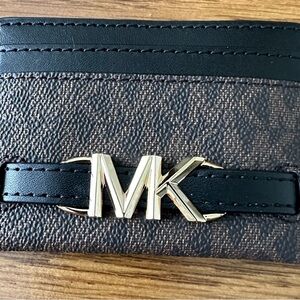 Reed Brown/Black LG card holder. Michael Michael Kors.
